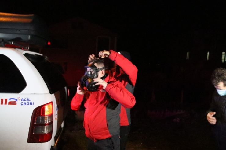 Düzce’de Su Kanalı İçerisine Bırakılan Atıklar Vatandaşları Gece Yarısı Sokağa Döktü