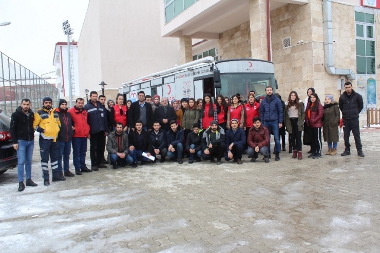 Üniversiteli Gençler, Kan Bağışında Bulundu