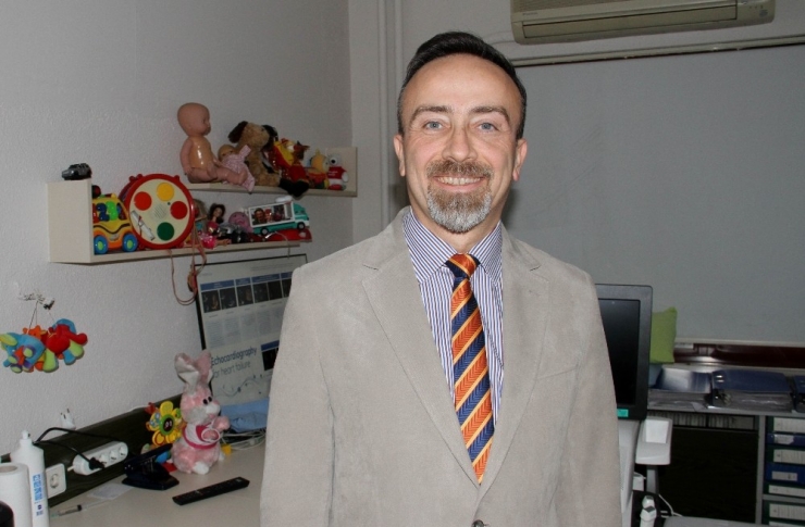 Muayene Olurken Çizgi Film İzliyorlar