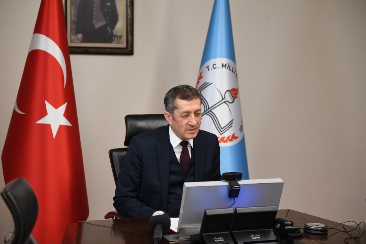 Bakan Selçuk "Hayallerinizi Sınırlandırmayın" Demek İçin Video Konferansla Derse Bağlandı