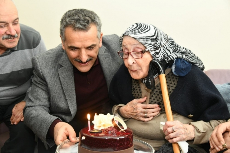 Asırlık Nineye Validen Sürpriz Doğum Günü