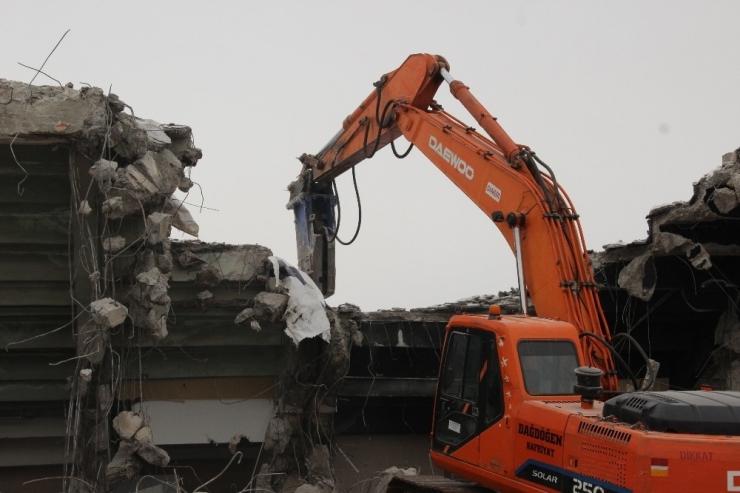 Elazığ’da Stadın Yıkımı Başladı