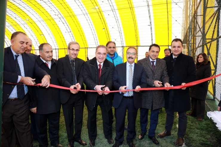 Gaün’e Bölgenin En Büyük Kapalı Halı Sahası