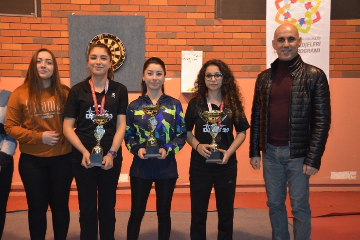 Dart Branşında Gençler Ve Büyükler Yarıştı