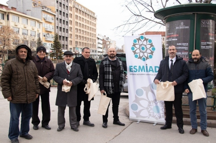 Esmiad Vatandaşlara Bez Torba Dağıttı