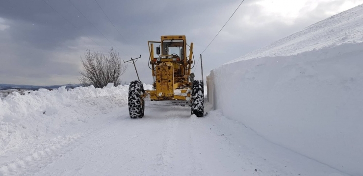 Ilgaz Ve Küre Dağlarında Ekiplerin Zorlu Kar Mücadelesi Devam Ediyor
