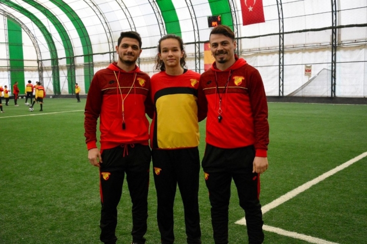 Simge Köken Profesyonel Oldu