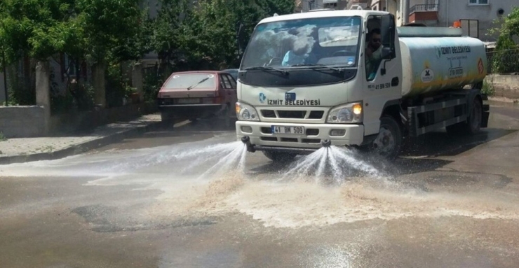 İzmit’in Cadde Ve Sokakları Sürekli Temizleniyor