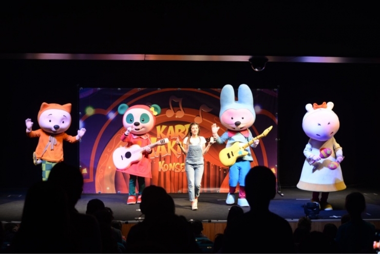 Çizgi Filmi Kare Takımı Kahramanları Bozüyüklü Miniklerle Buluştu