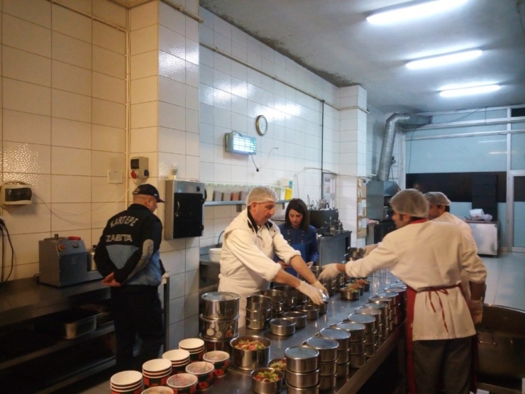 Yaşlı Ve Engelli Vatandaşlara Dağıtılan Sıcak Yemeğe Sıkı Denetim