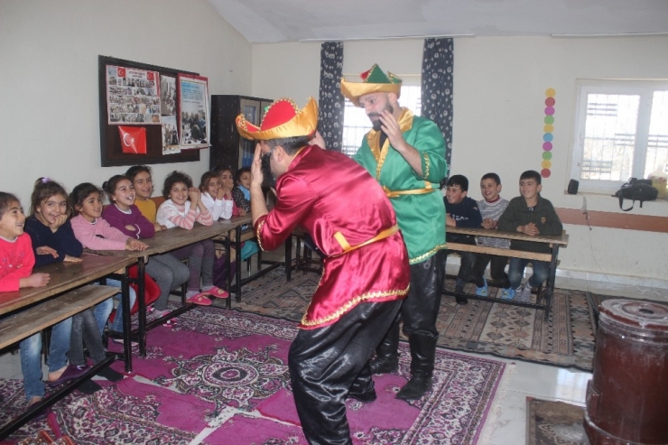 Hayatlarında İlk Defa Hacıvat İle Karagöz’ü İzlediler