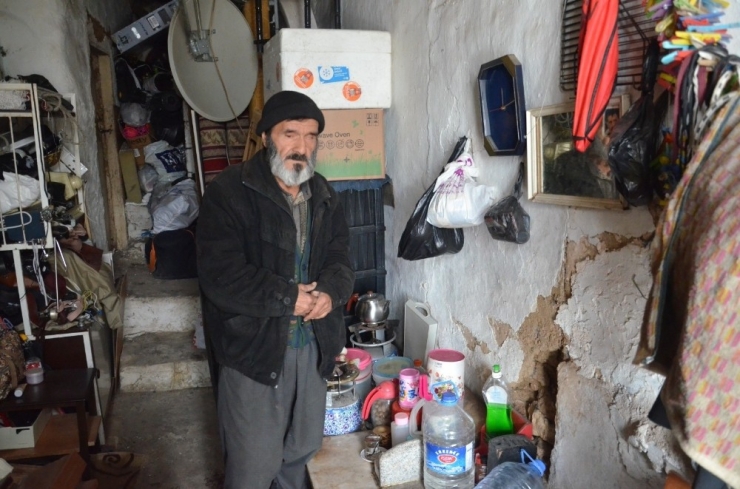 Çöp Konteynerlerinden Topladığı Ekmeklerle Karnını Doyuruyor