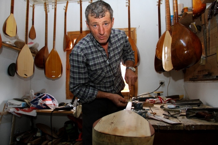 28 Yıldır El Emeği Bağlama Yapıyor
