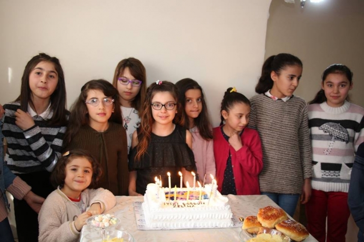 Doğum Günü Partisinde Hediyeleri Sakladılar