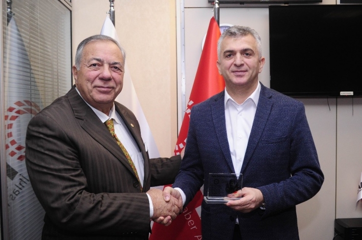 İbrahim Öztek’ten Mustafa Karagöl’e Plaket