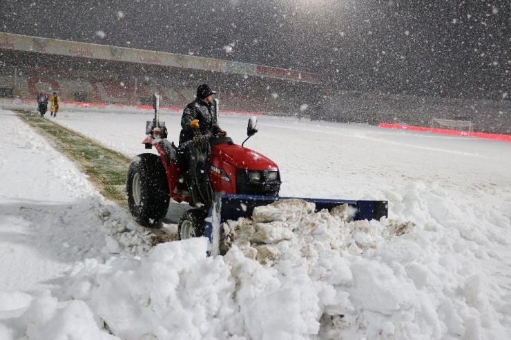 Boluspor-galatasaray Maçı Öncesi Statta Kar Temizliği