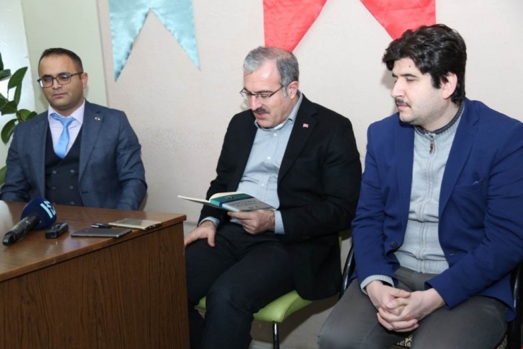 Vali, Görme Engelliler İçin Kitap Okudu