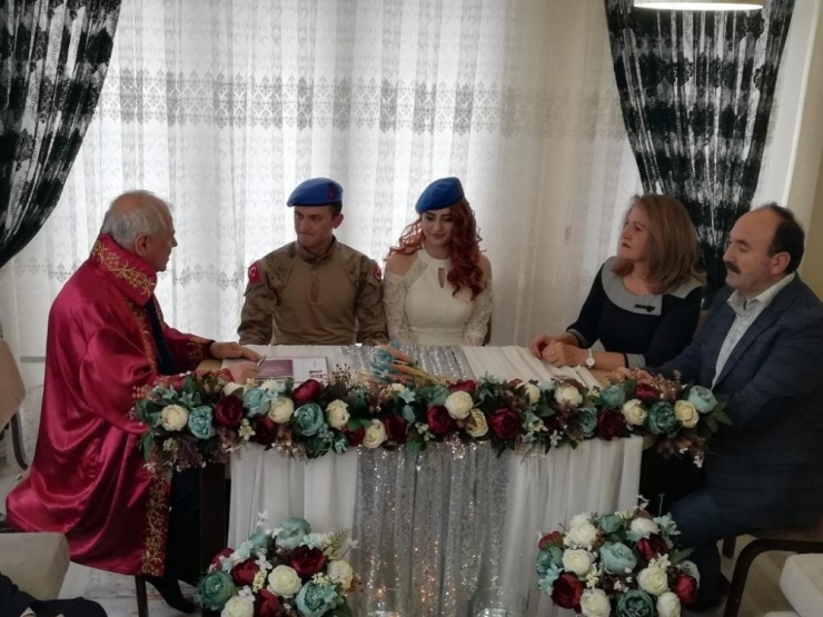 Nikahına Komando Kıyafetiyle Katıldı