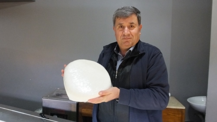 Burhaniye’de 10 Liraya Satılan Köy Peyniri Yoğun İlgi Gördü