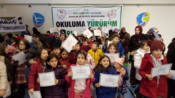 “Okuluma Yürürüm Sporumla Büyürüm” Projesinde Belgeler Dağıtıldı