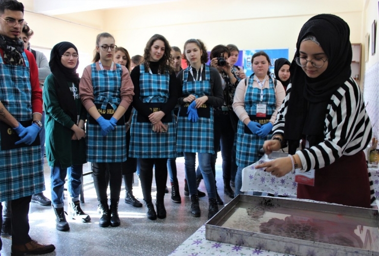 6’sı Engelli 18 Yabancı Uyruklu Misafir Ebru Sanatı Öğrendi