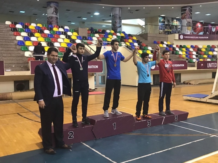 İhlas Koleji Güreşte İki Altın Madalya Kazandı