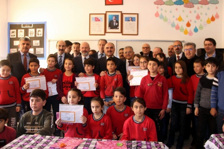 Kayseri’de 305 Bin 152 Öğrenci Karne Sevinci Yaşadı