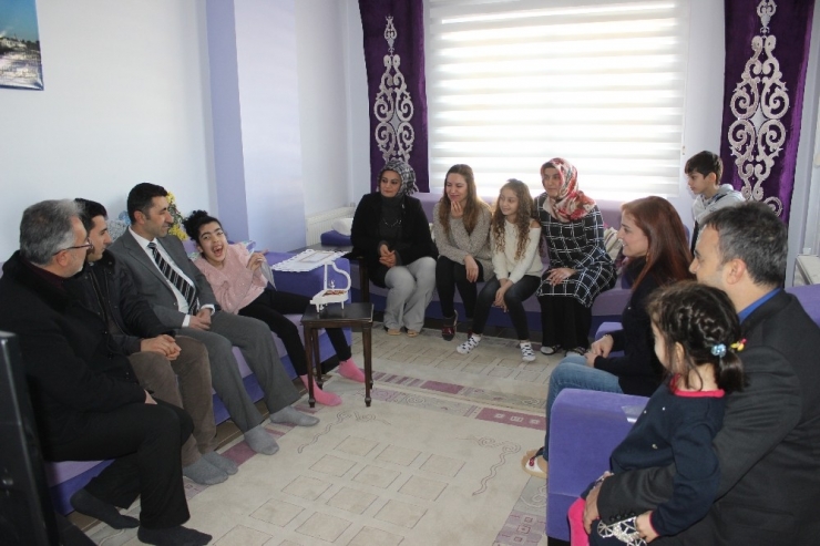 Serebral Palsi Hastası Öğrenci Karnesini Evinde Aldı