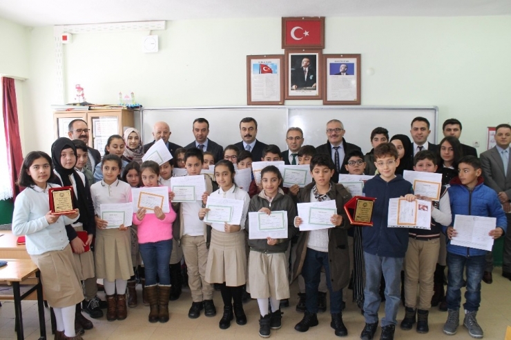 Akdağmadeni’nde Öğrenciler Karne Heyecanı Yaşadı