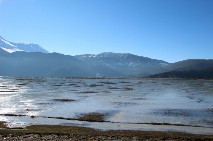 Antalya’da Avlan Gölü Dondu