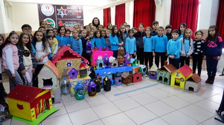 Öğrenciler, Topladıkları Atık Maddelerden Sokak Hayvanlarına Barınak Yaptı