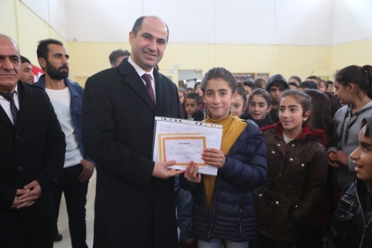 Kaymakam Işıktaş Öğrencilere Karne Dağıttı