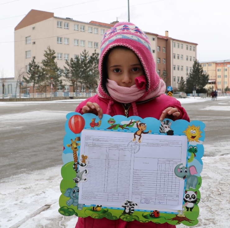 Sivas’ta Öğrenciler Karnelerini Aldı