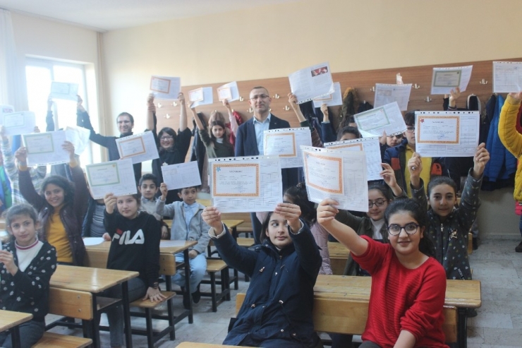 Siverek’te 79 Bin 119 Öğrencinin Karne Sevinci