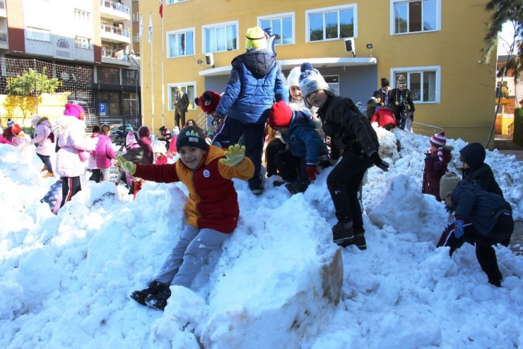 Karne Hediyesi Kar Olunca Esaret Eğlenceye Dönüştü