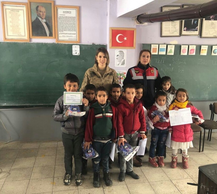 Jandarmadan Öğrencilere Karne Hediyesi