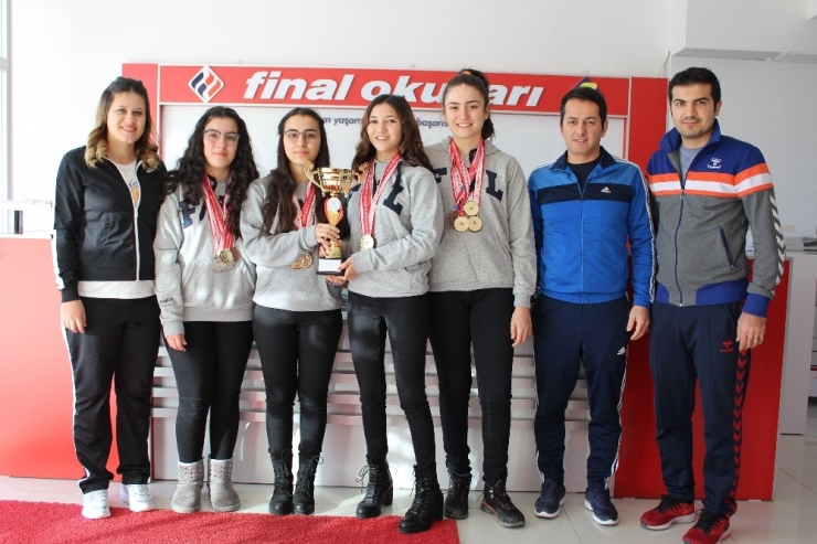 Finalli Kızlar Yüzmede İl Birincisi