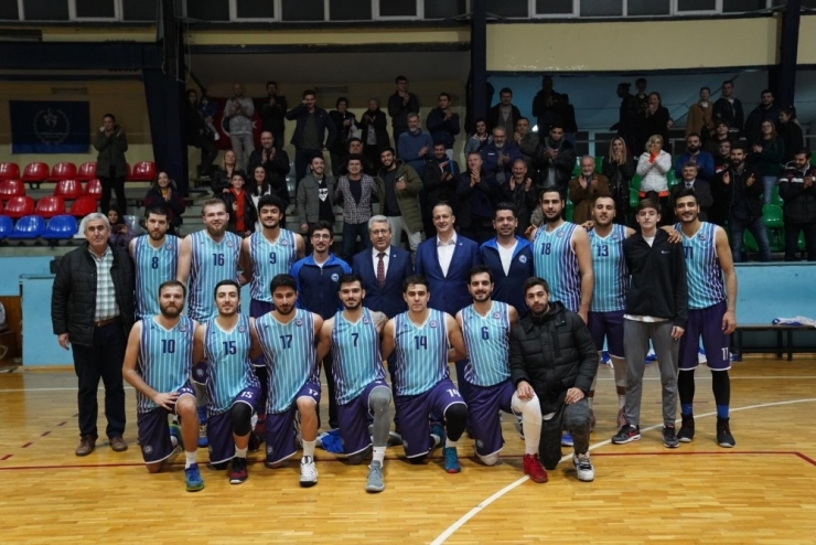 Rektörün De Forma Giydiği Basketbol Takımı Ligi İkinci Sırada Tamamladı