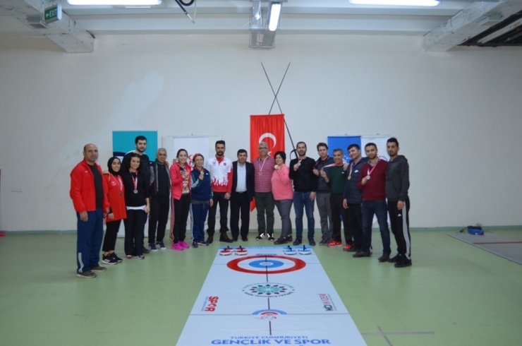 Öğrencilerin Yeni Gözdesi "Floor Curling"