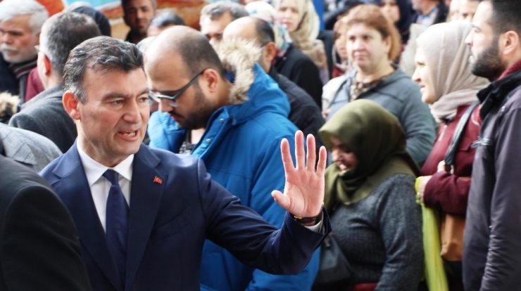 Ümmet Akın, Efeler’de Pazarcı Esnafını Ziyaret Etti