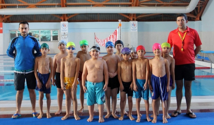 Siirt’te Bin 320 Öğrenci Yüzme Öğreniyor