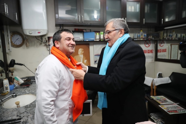 Murat Aydın, “Hava Soğuk Üşümeyin” Dedi, Vatandaşın Boynuna Kendi Elleriyle Atkı Taktı