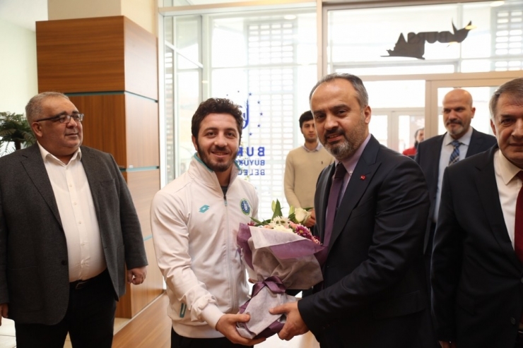 Başkan Aktaş Milli Güreşçilerle Buluştu