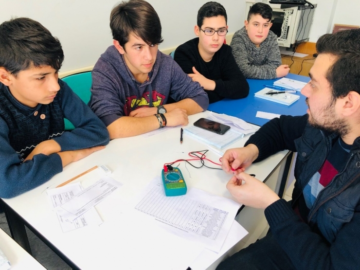 Büyükşehir’den Çocuklara Tatilde Robot Eğitimi