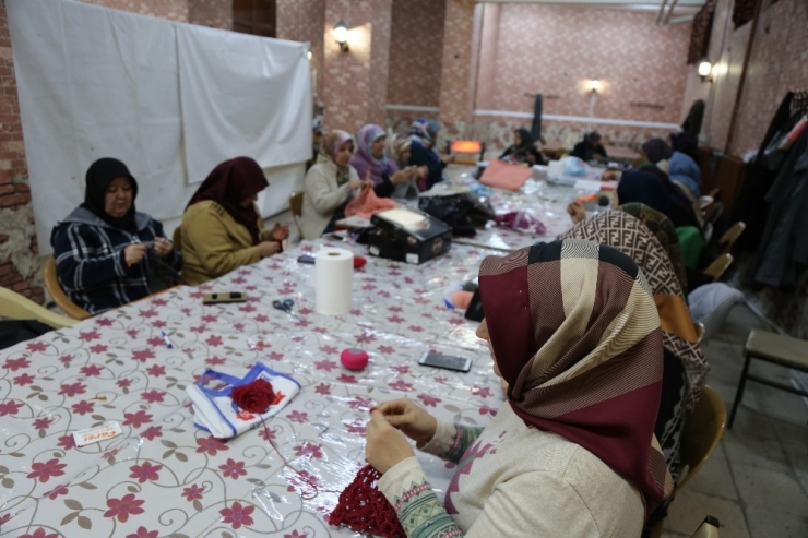 Kanser Hastası Kadınlar Tığ Örgüsü İle Moral Buluyor