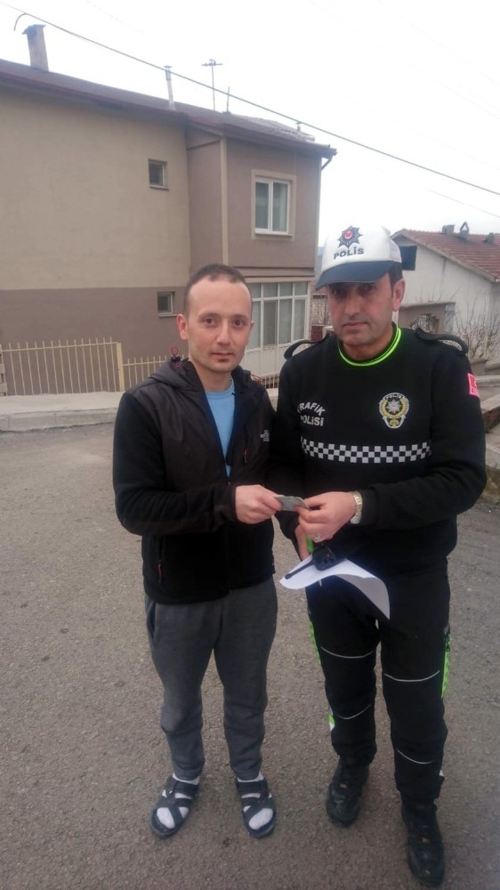 Köylü Pazarında Bulduğu Parayı Polislere Teslim Etti