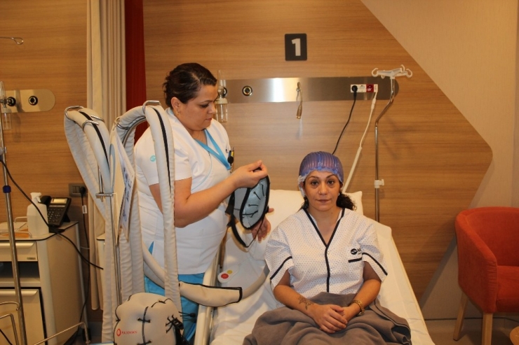 Kemoterapinin Ardından Buz Kaskı Saçı Koruyor, Moral Veriyor