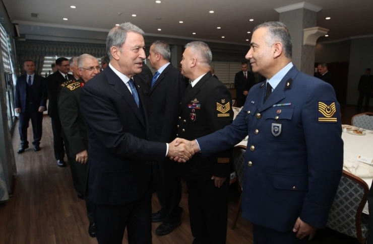 Bakan Akar’dan Astsubaylara Müjde