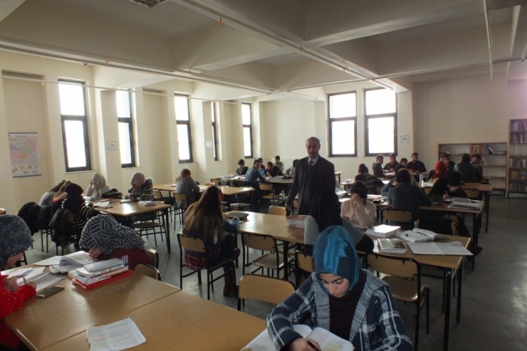 Sömestri Tatilinde Kütüphaneye Yoğun İlgi