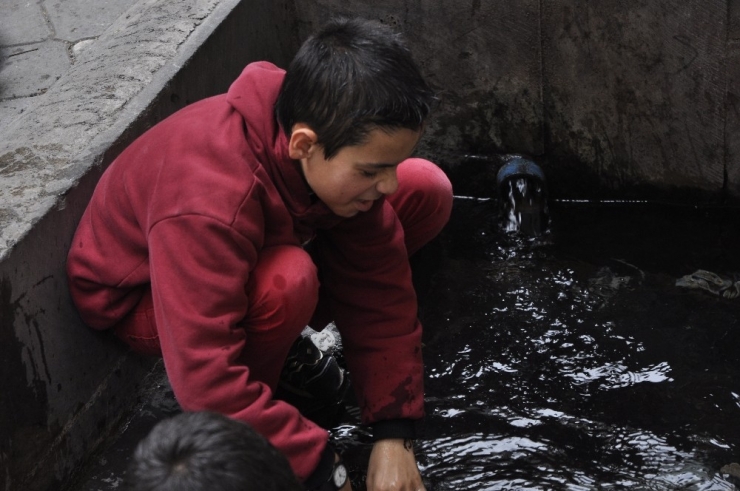 Bu Mahallenin Altı Su Kaynıyor